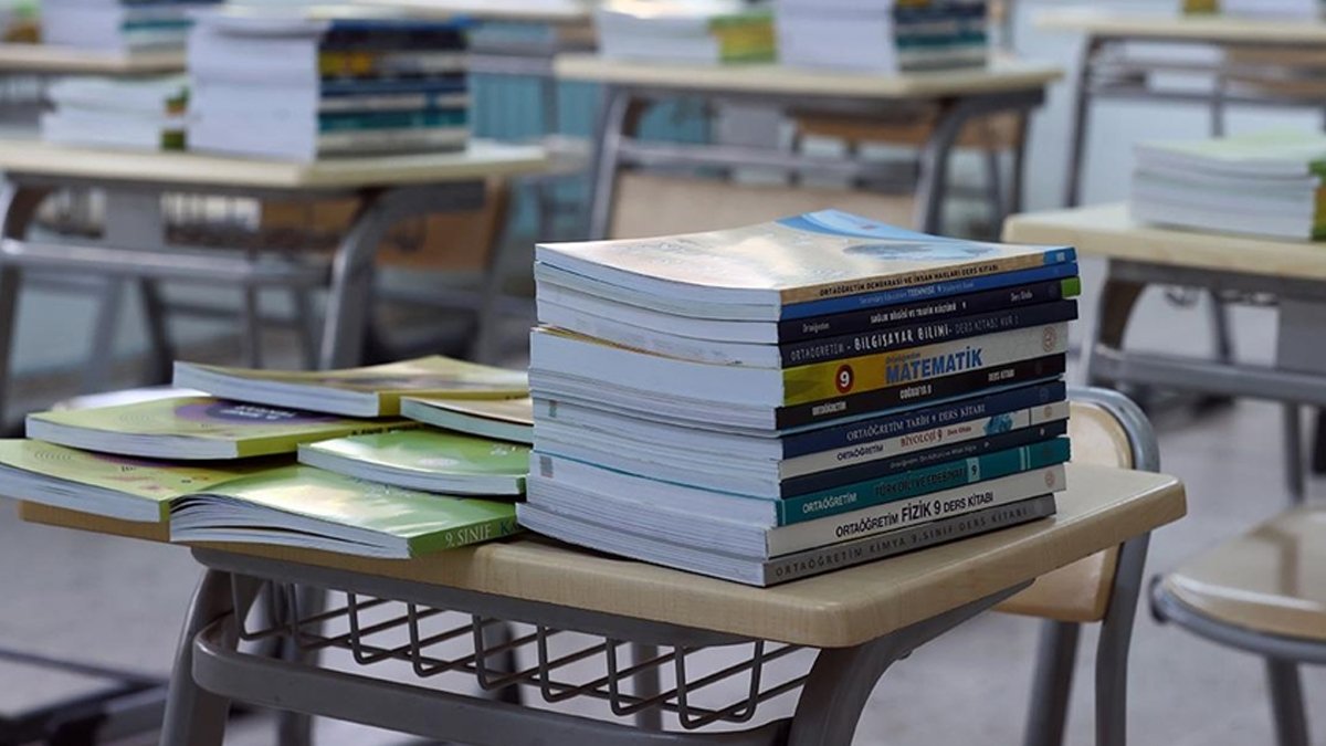 Devletin dağıttığı kitap, eğitim yılı başlamadan geri dönüşüme