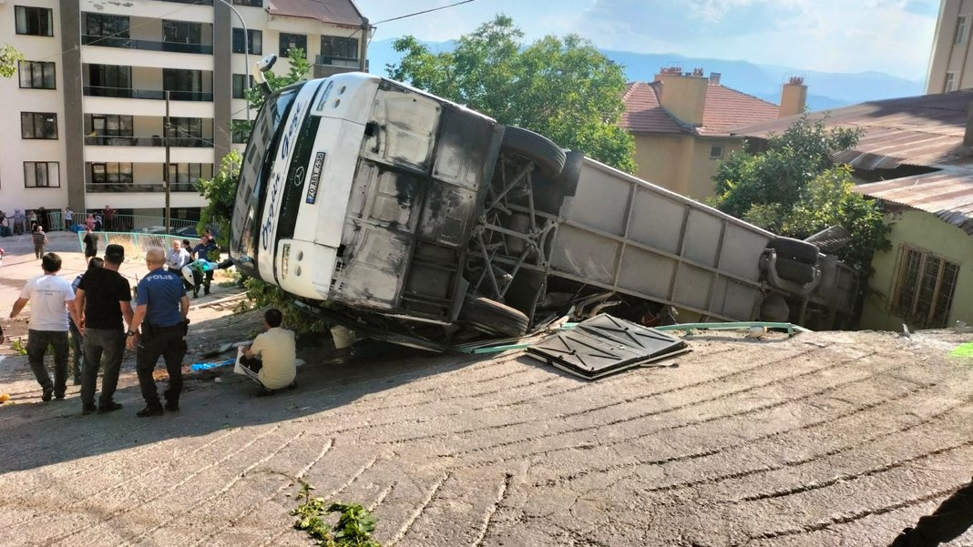 Yokuşu çıkamayan tur otobüsü devrildi: 3'ü ağır 26 kişi yaralandı