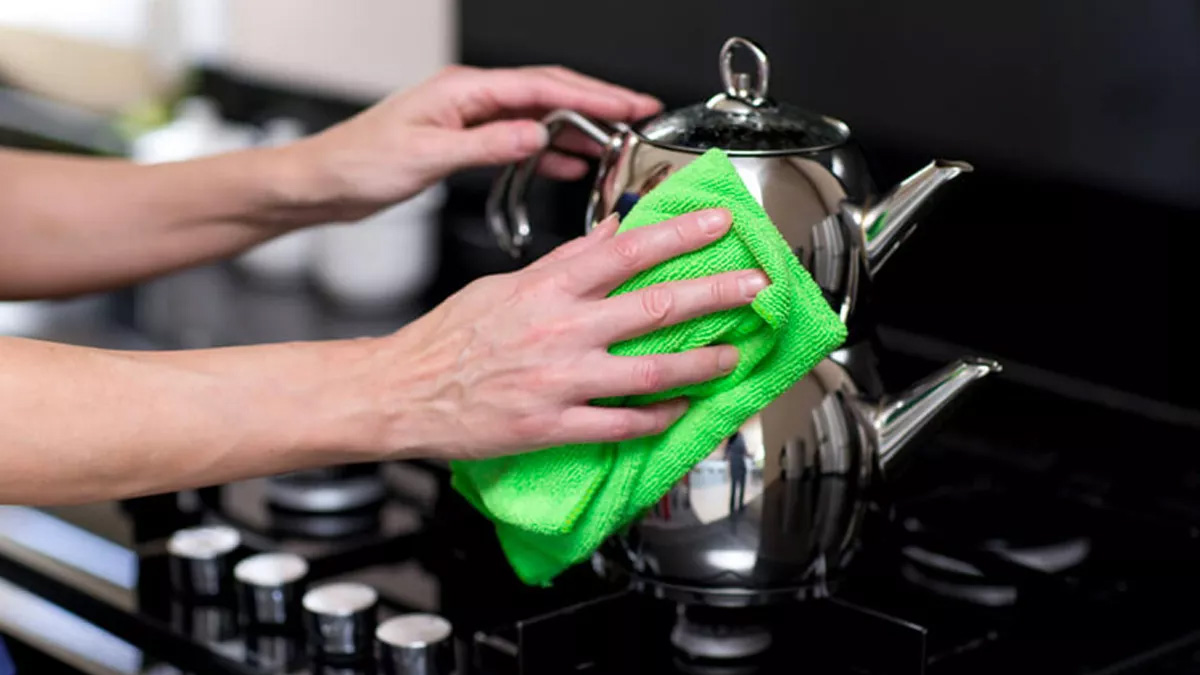 Yenisini almaya gerek yok! Bu yöntem ile çaydanlığınız göz alacak: Kararan çaydanlığı parıl parıl ediyor...