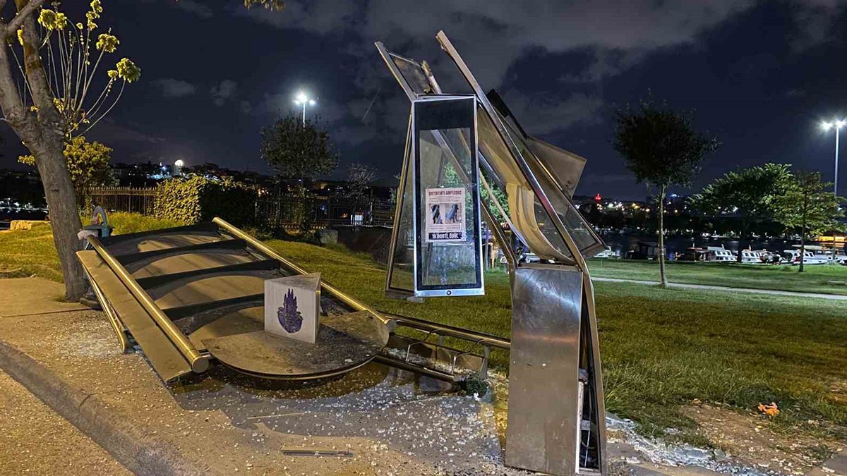 Beyoğlu'nda İETT kazası! Otobüs durağı tuzla buz oldu, şoför olay yerinden kaçtı