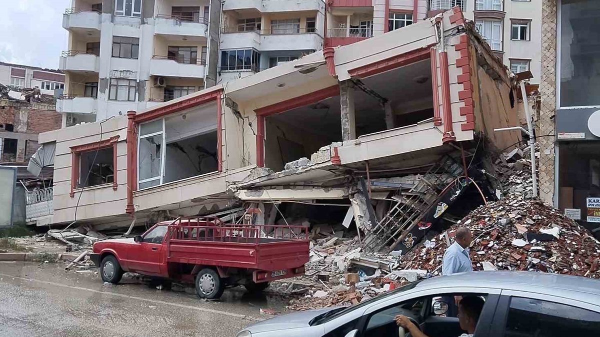 Hatay'da ağır hasarlı bina yağmurun etkisiyle yıkıldı