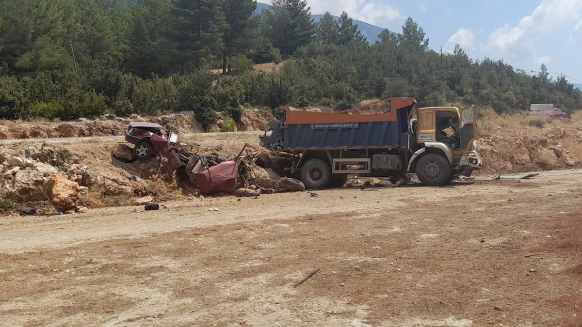 Antalya'da kamyon otomobili biçti: 1 ölü 1 ağır yaralı