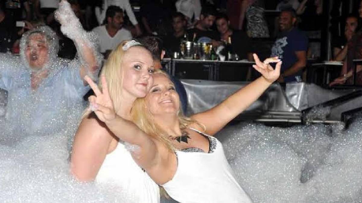 Burası Bodrum beachleri değil Van! Turistler akın akın gidiyor… köpük partileri, eğlence neler neler