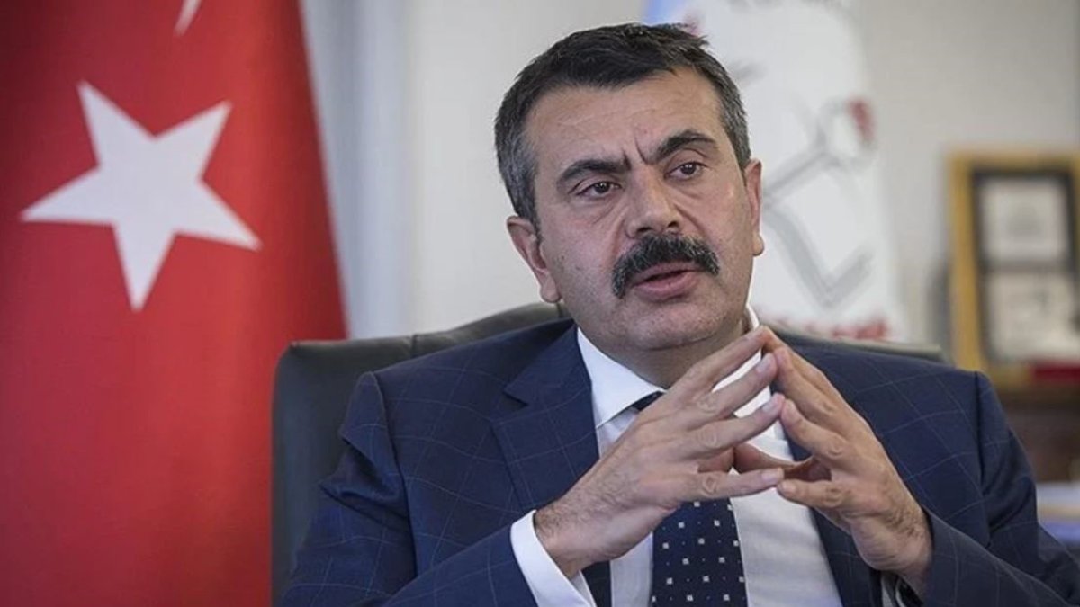 Bakan Tekin'den 'önlük' savunması: Zorunluluk yok, teşvik ediyoruz