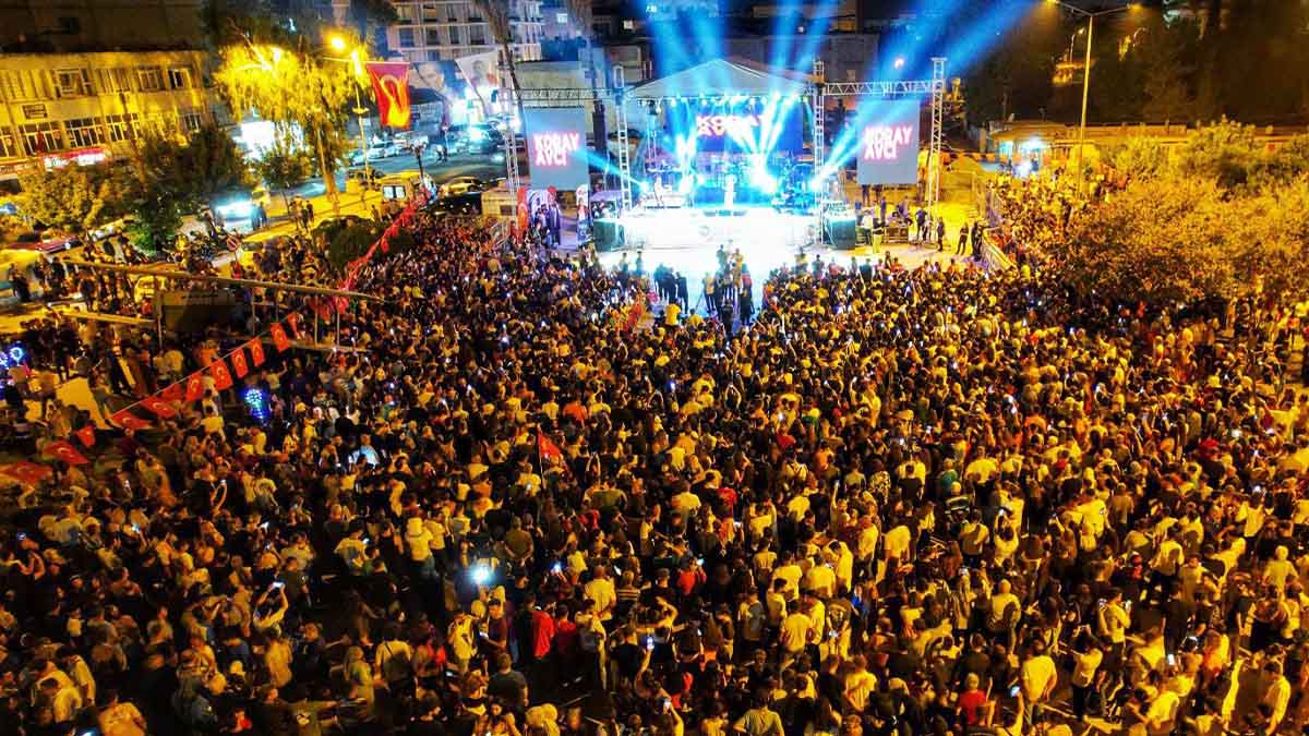 Ceyhan’da binlerce insan ‘Zafer’i kutladı