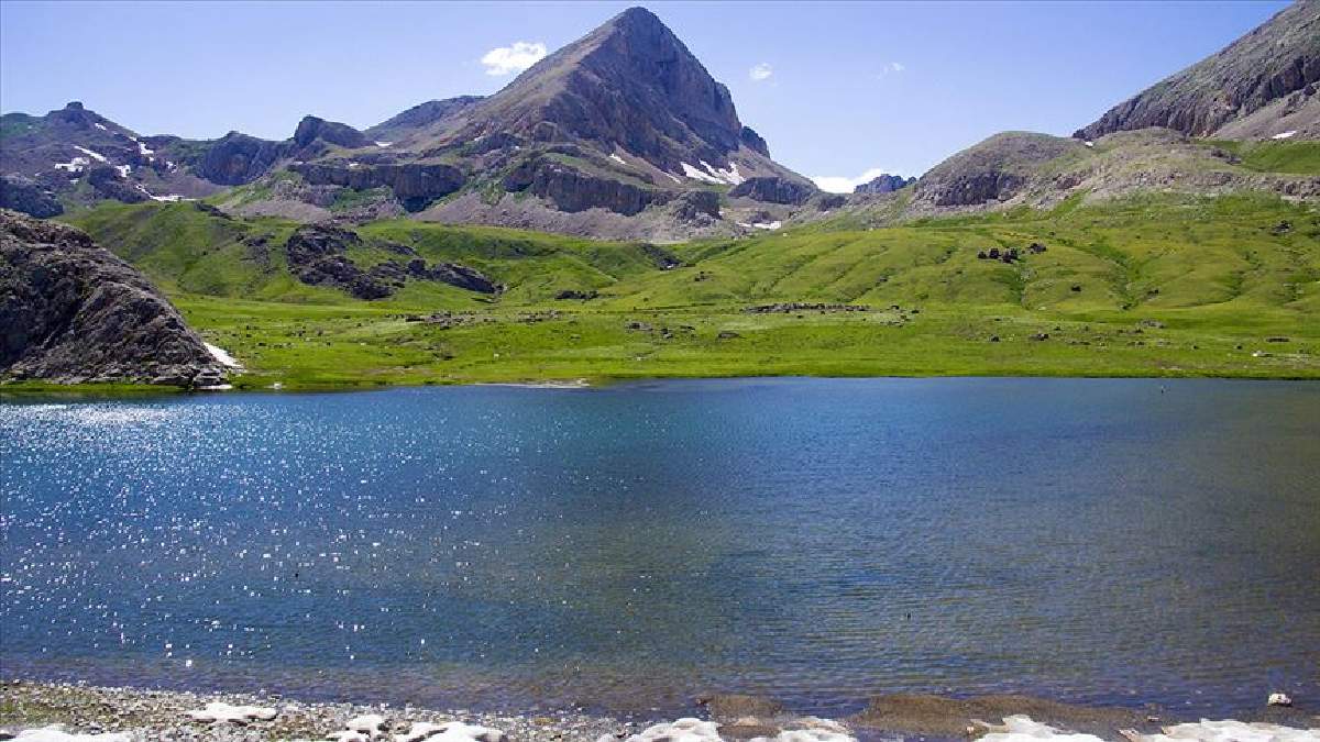 Sıcaklıklar 40 dereceye ulaştı, halk soluğu orada aldı! Serinlemek için pes dedirten yöntem: Tam 3 bin rakımda bulunan...