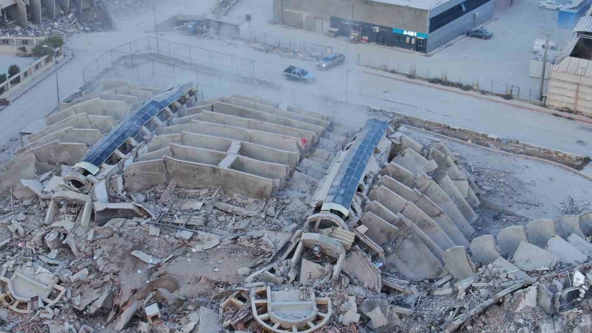 Felaketin yıkımları sürüyor: Deprem öncesi milyonluktu şimdi 'enkaz'