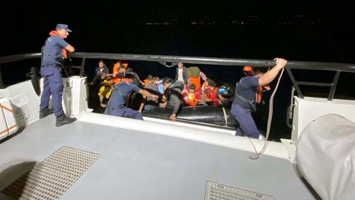 Çanakkale'de 36 kaçak göçmen kurtarıldı