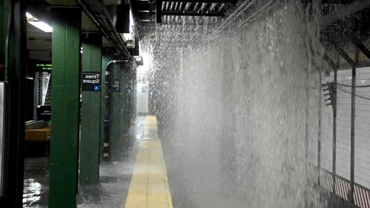 New York'ta 127 yıl sonra bir ilk! Şebeke patladı metro sular altında kaldı