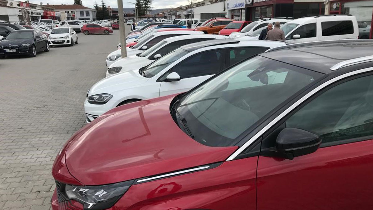 Yeni araç alacaklara sevindiren haber: Fiyatlar tepe taklak oluyor! Kısıtlamalar ve denetimler etkisini gösterdi