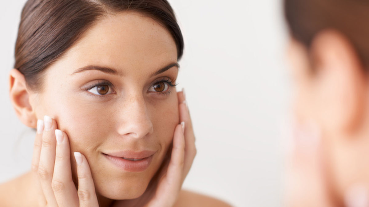 Yüzdeki kırışıklığı 'bantla' gidermenin sırrını cilt bakım uzmanı paylaştı! Her gece yatmadan önce...