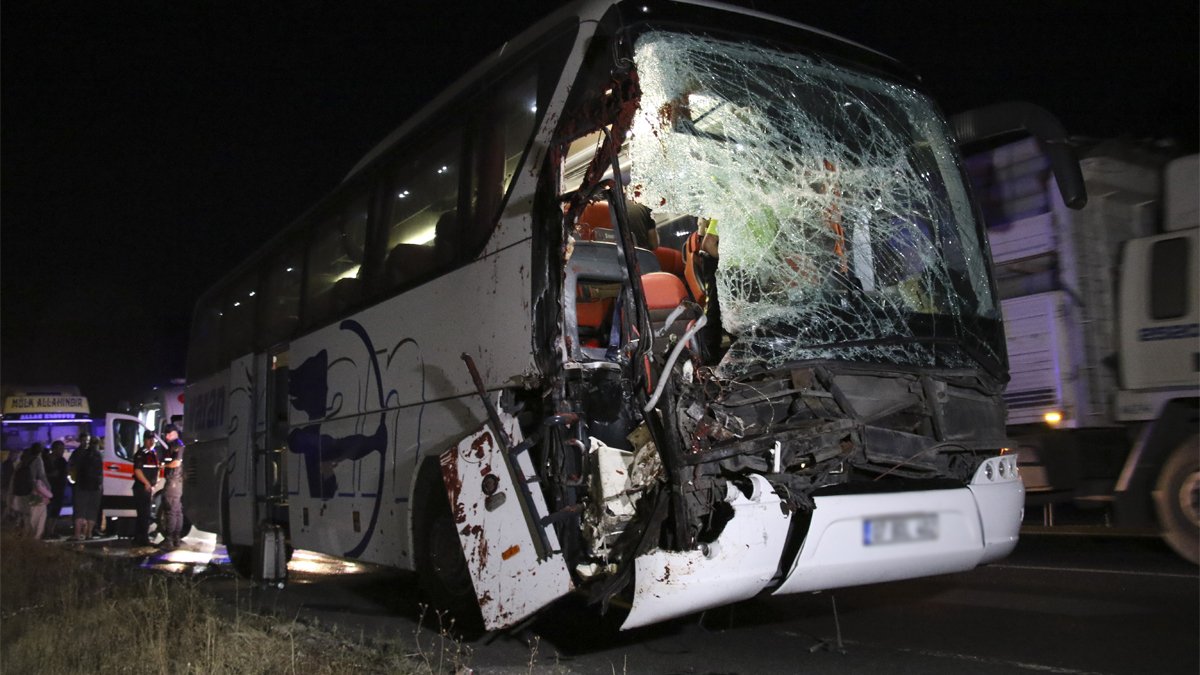 Uşak'ta yolcu otobüsü tıra çarptı: 15 kişi yaralı