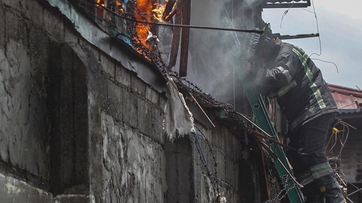 İtfaiyeye yanlış adres 15 cana mal oldu... Konfeksiyon fabrikasında büyük yangın