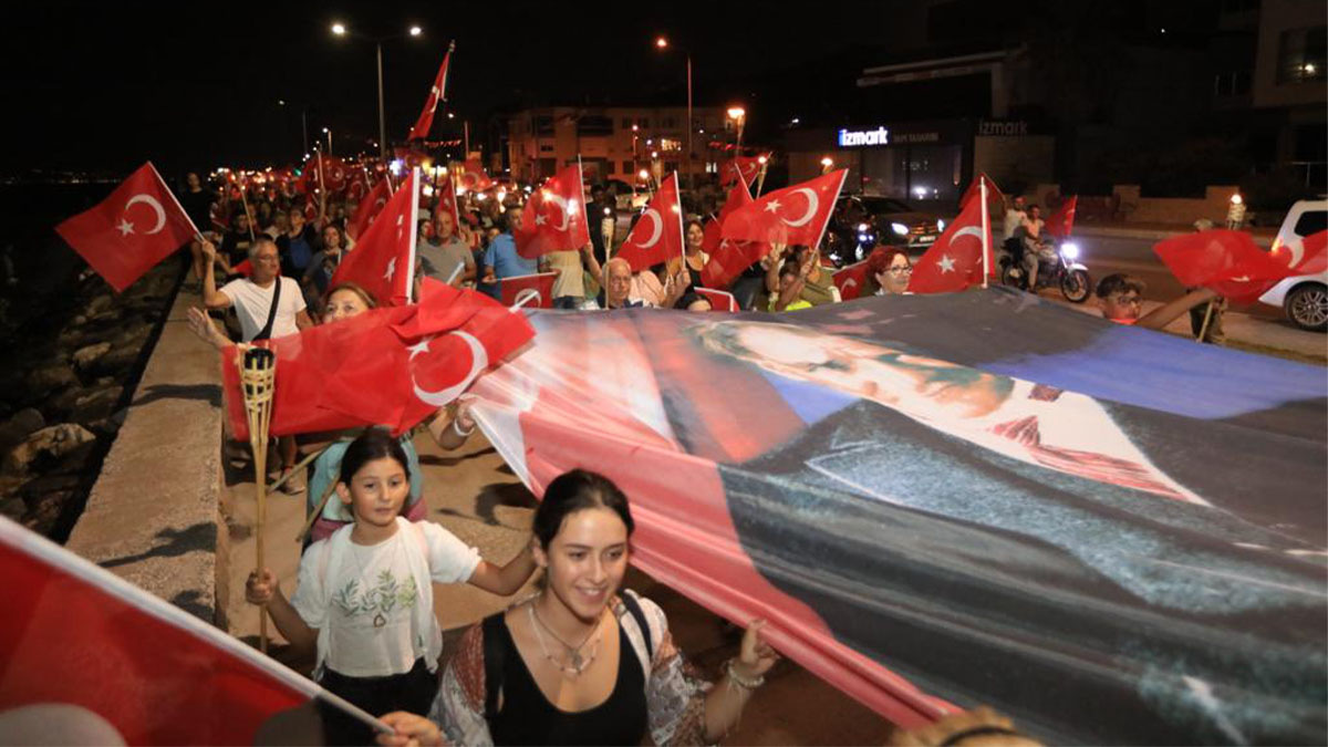 Güzelbahçe Belediyesinden zafer korteji ve konser