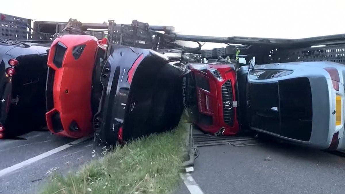 Milyonluk süper otomobilleri taşıyan tır devrildi! Milyon dolarlık zarar var ama...