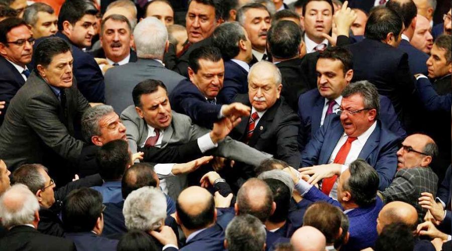 Milletvekillerinin çoğu bunu yapmayı bile bilmiyor! Eğitim onlara da şart