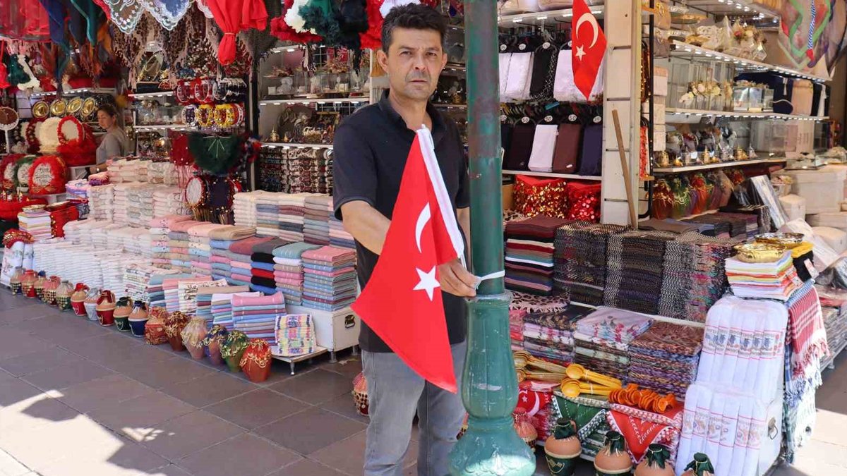 Eskişehir'de esnaf, Türk bayrağı astığı için uyarı aldı: Şimdi de işgaliye uyarısı aldım