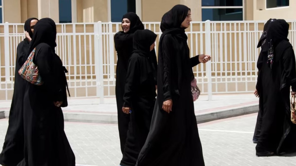 Devlet okullarında kadınlara abaya yasağı gelmişti: Fransa erkeklere de entariyi yasaklıyor