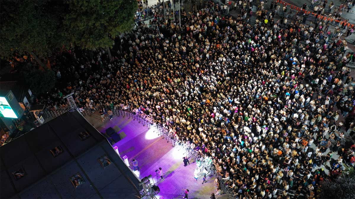 Binlerce vatandaş 30 Ağustos coşkusunu Bora Duran konseri ile yaşadı