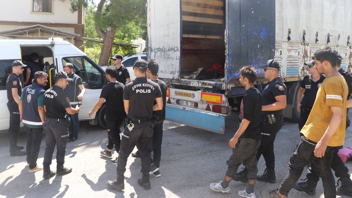 TIR dorsesine gizlenen 39 kaçak göçmen yakalandı