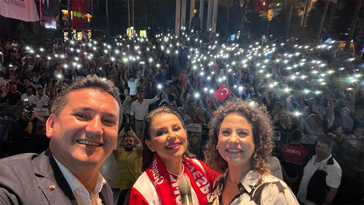 Kumluca’da Büyük Zafer'in 101. yılı Merve Özbey konseri ile kutlandı