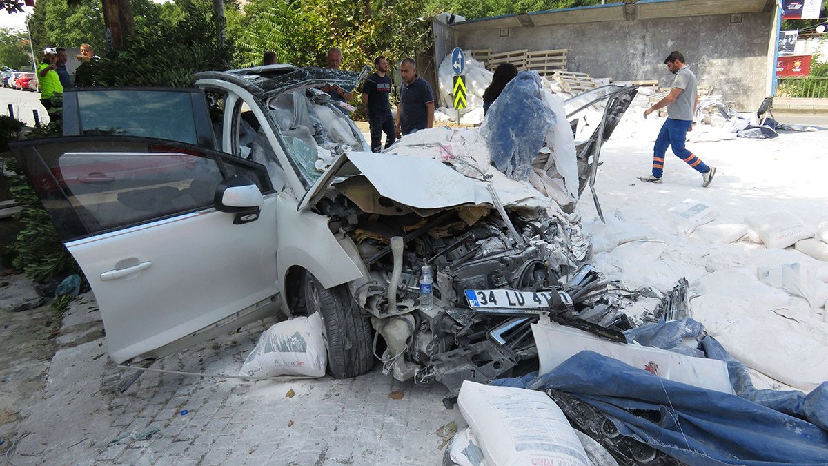 Beykoz'da feci kaza! Alçı yüklü kamyon 3 otomobile çarptı