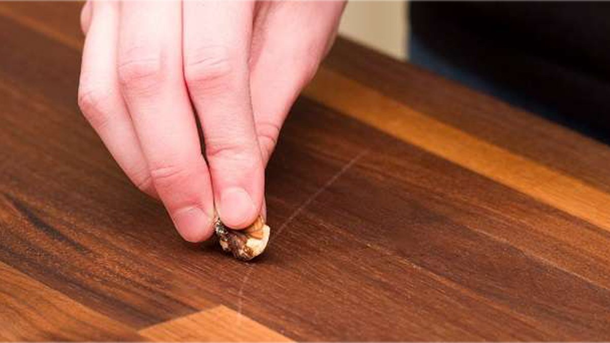 Çizilen ahşap mobilyaları eski haline getirin! Ceviz içi sürüp… yüzde yüz etkili