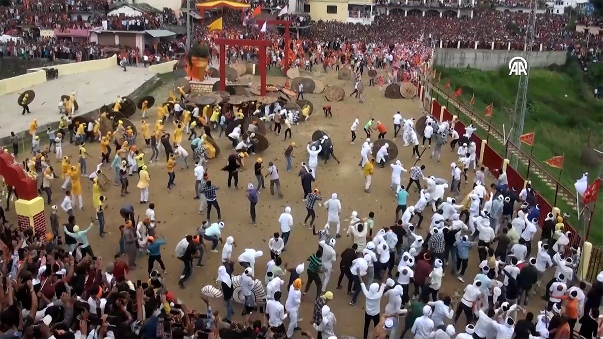 Yok artık dedirten festival! Hindistan'da taş atılan festivalde 150 kişi yaralandı