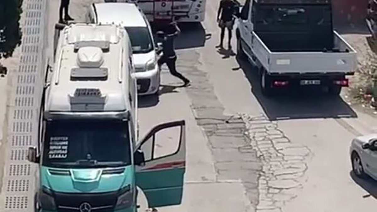 'Yol verme' kavgasında korku dolu anlar! Kapıyı açıp tekme attı ve...