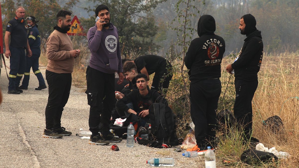 Düzensiz göçmenler çıkış yolu arıyor: Komşudaki yangın onları da vurdu
