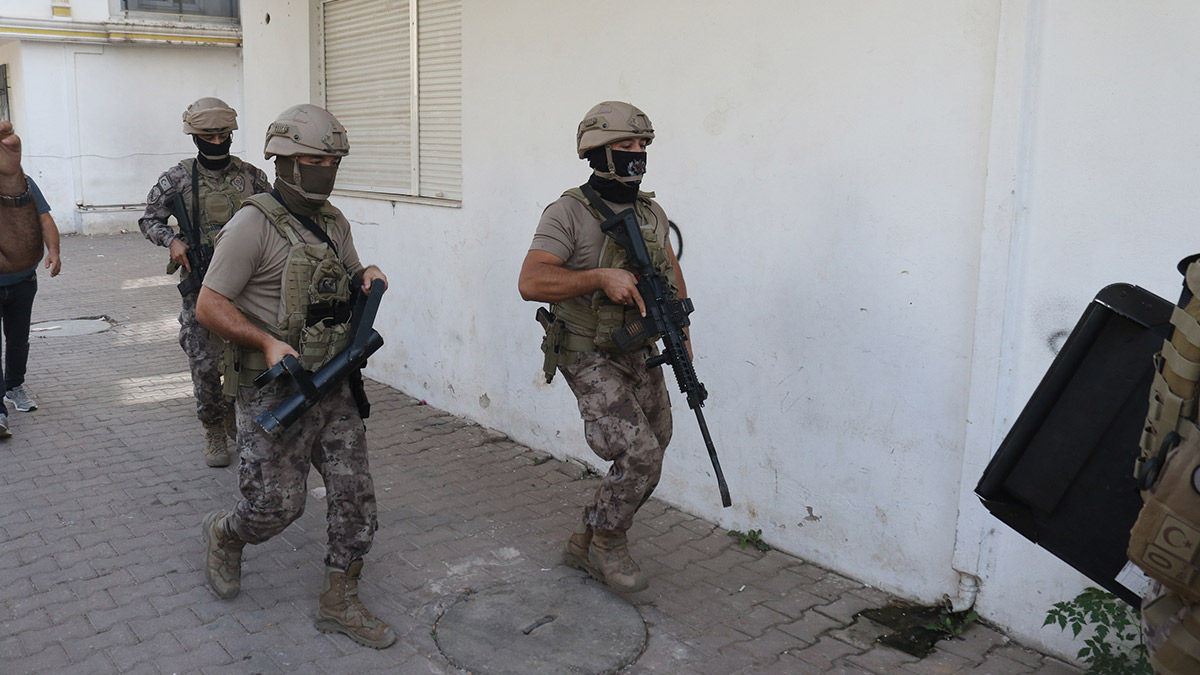 Antalya'da helikopter destekli uyuşturucu operasyonu! 200'den fazla polis katıldı