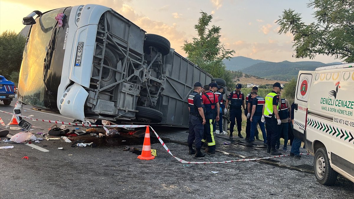 Düğün yolunda feci kaza: 6 ölü, 43 yaralı