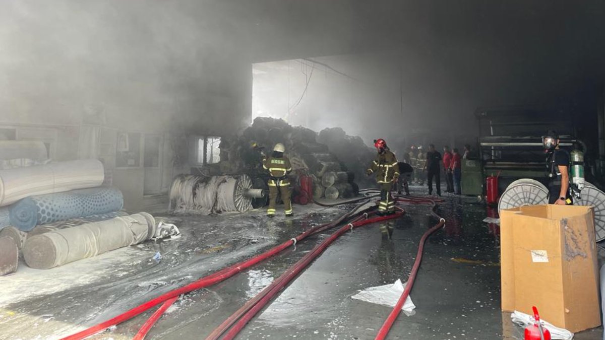 Uşak'ta tekstil fabrikası alevlere teslim: Ekipler yangına müdahale ediyor