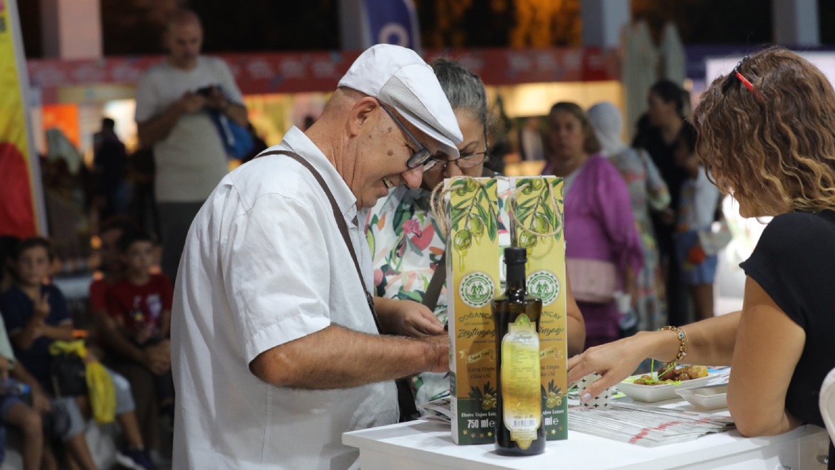 Bayraklı fuardaki yerini aldı