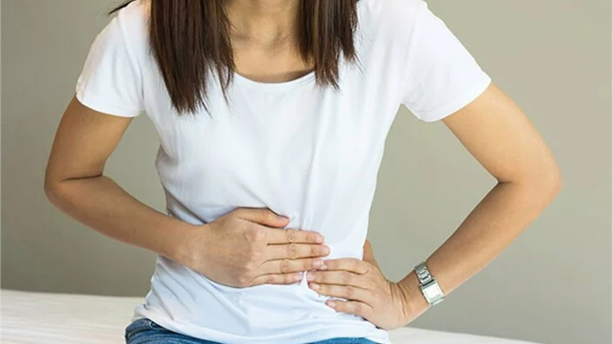 Suya bir kaşık atın bütün şişliği anında vücuttan atın! Bağırsaklarda ne varsa söküp atıyor