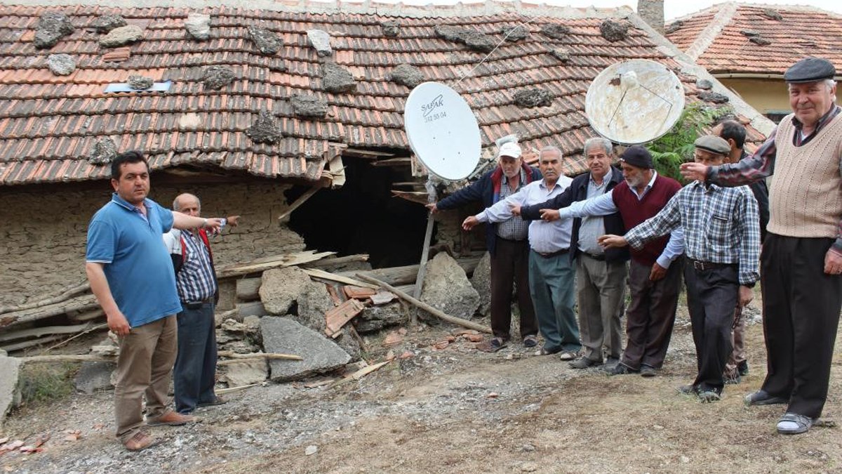 Vatandaşlar korku içinde: Her gün başlarına taş yağıyor