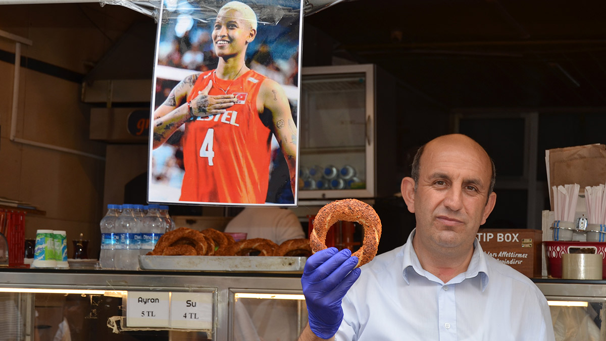 Melissa Vargas'a nazar değmesin diye simit dağıttı