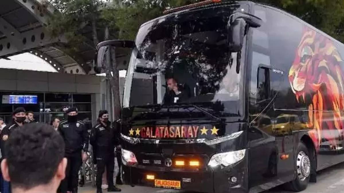 Galatasaray’ın takım otobüsüne saldırdılar! Taşlar sopalar havada uçuştu… Bir anda çıktılar ve...