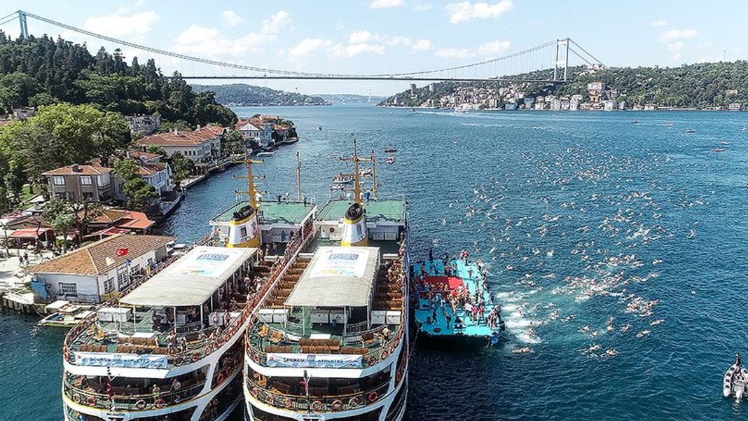 İstanbul Boğazı triatlon nedeniyle çift yönlü gemi geçişlerine kapatıldı