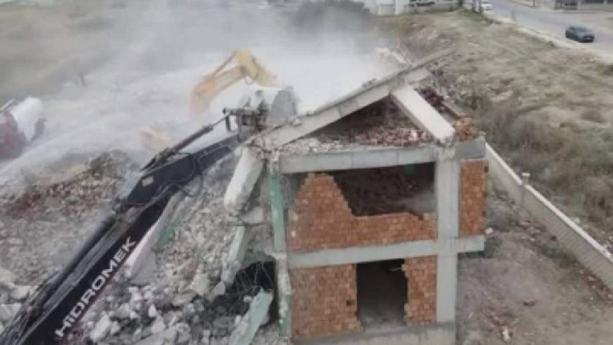 Depreme dayanıksız milyonluk siteleri kendi elleriyle yıktı! Görenler resmen ayakta alkışladı… Böyle bir hareket görülmedi