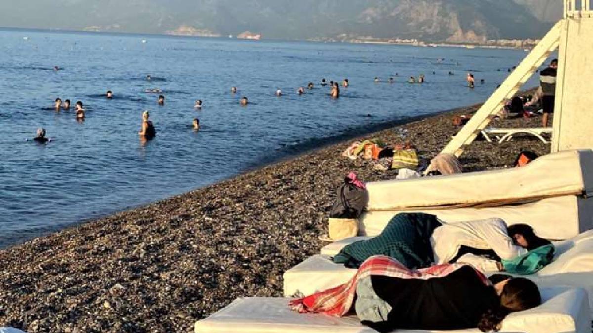 Türkiye’nin ünlü plajını resmen eve çevirdiler! Yastığını yorganını alan uyumaya oraya gitti…