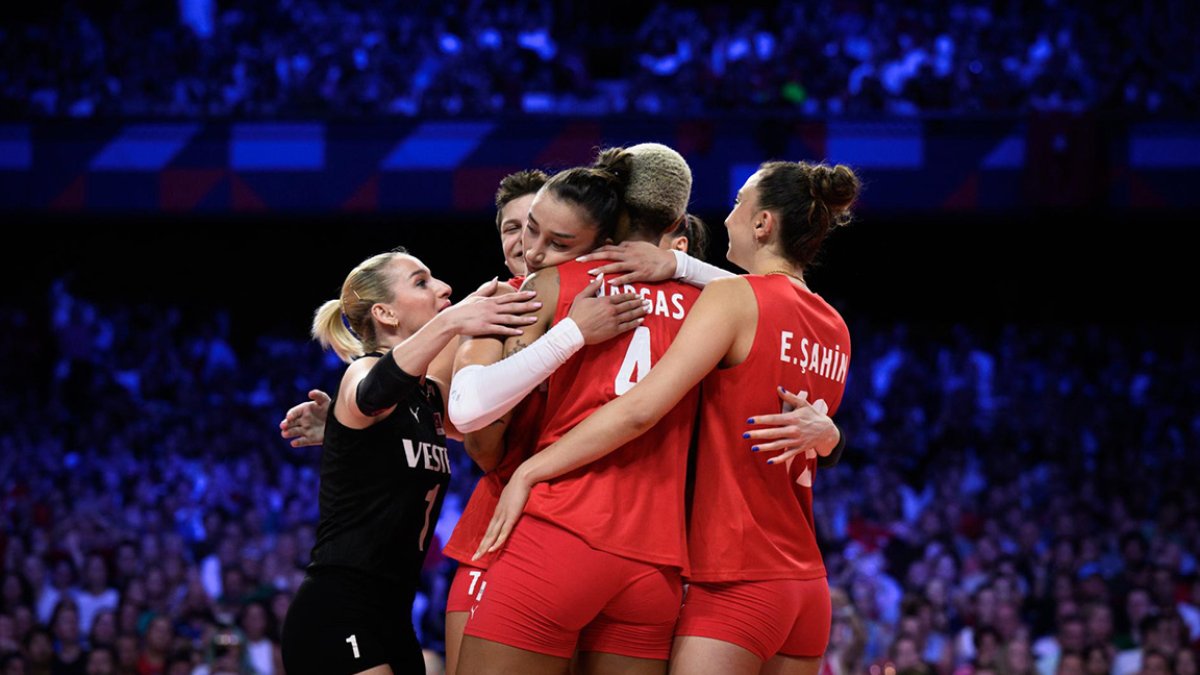 Siyasilerden Avrupa şampiyonu olan Filenin Sultanları'na tebrik