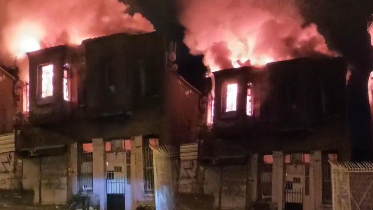 Beyoğlu'nda 2 katlı bina alev alev yandı