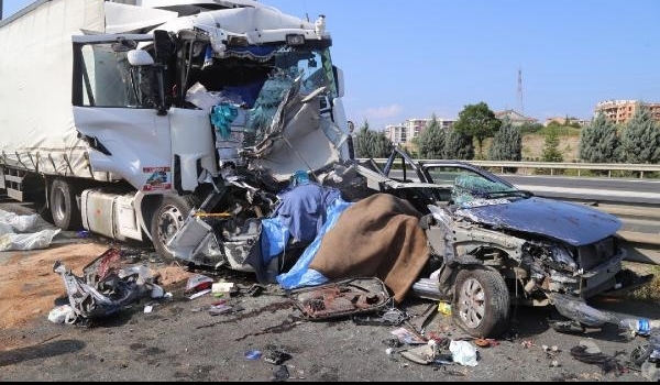 İzmit TEM Otoyolu Kandıra gişeleri mevkiinde TIR faciası: 1 ölü, 7 yaralı - Son dakika haberleri