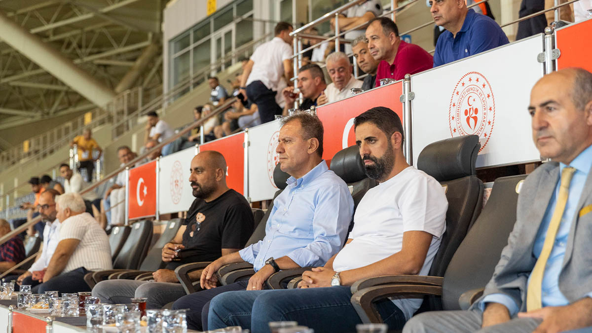 Başkan Seçer'den kırmızı lacivertlilere destek