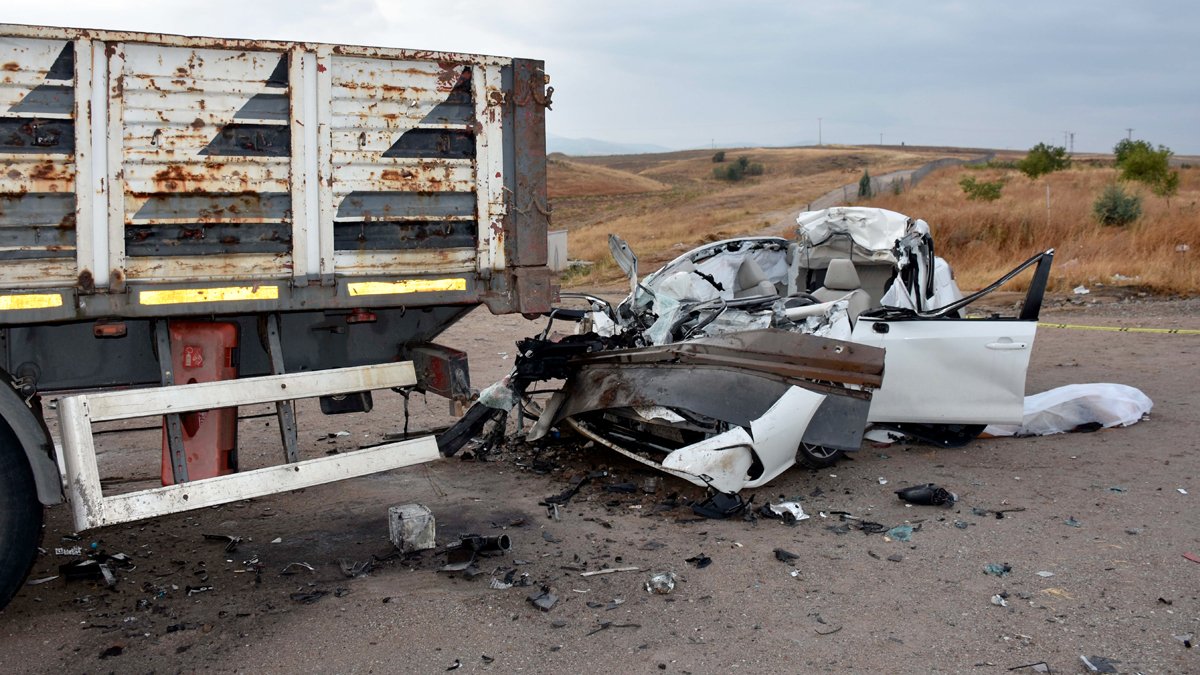 Kırıkkale'de otomobil park halindeki tıra çarptı: 1 ölü, 1 yaralı