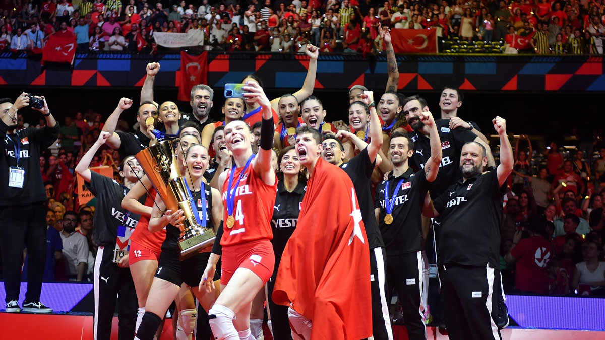 Millileri taşıyan uçağın pilotundan duygulandıran anons: Türk kadınının gücünü tüm dünyaya gösterdiniz