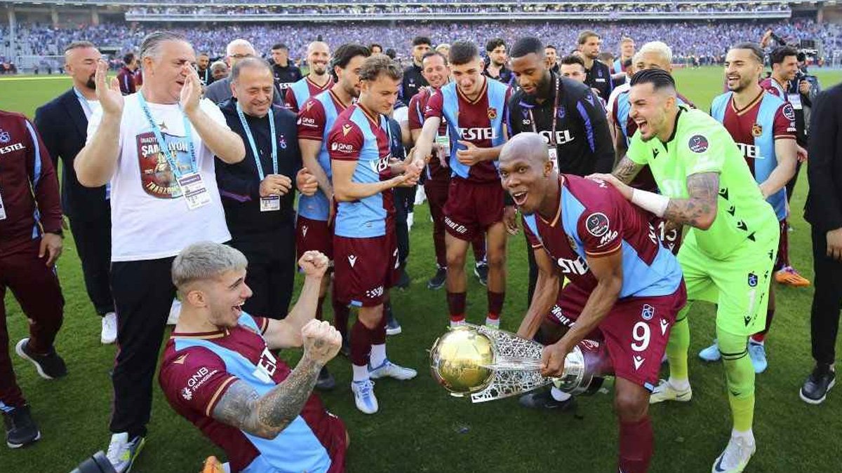 38 yıl sonra gelen şampiyonlukta başrol oynamıştı! Fırtına eski yıldızına imzayı attırdı: İstanbul'a geldi! Anlaşma tamam...