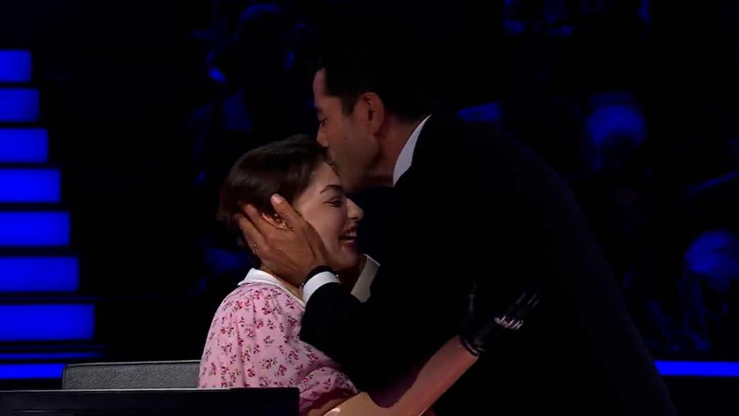 Kenan İmirzalıoğlu yarışmacıya sarılıp alnından öptü