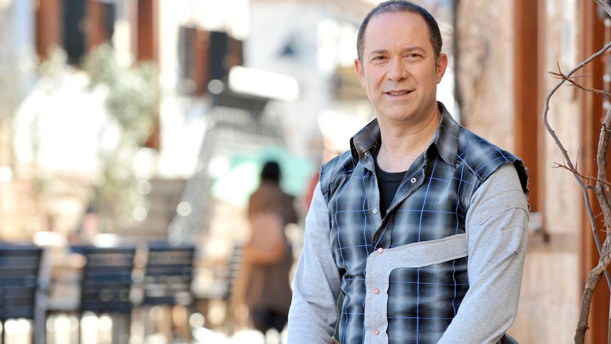 Sanatçı Sümer Ezgü, trafik kazası geçirdi